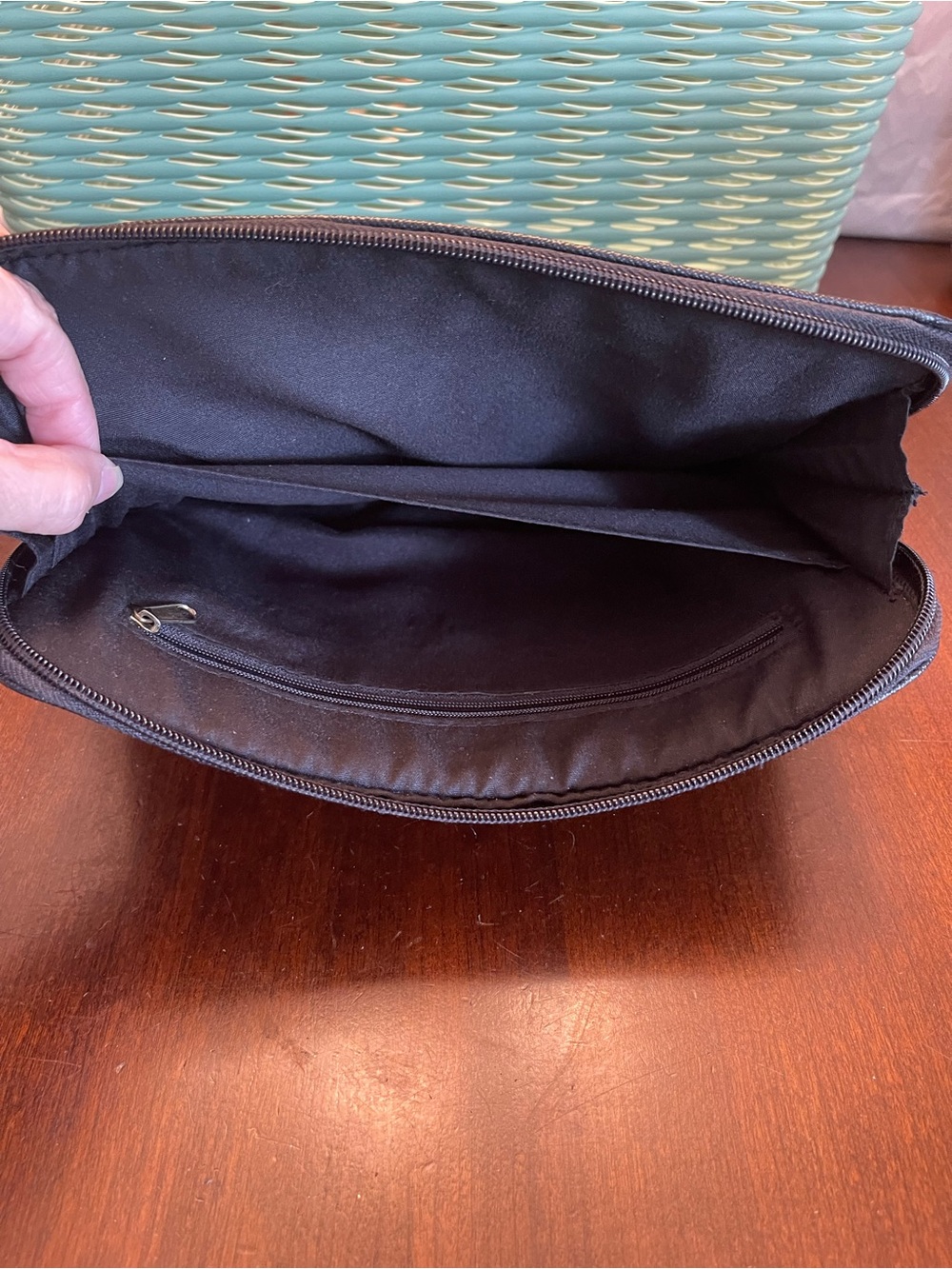 Liz Claiborne tablet carrying case, outside and inside pockets; size: 10" x 8.5" - Picture 5 of 8
